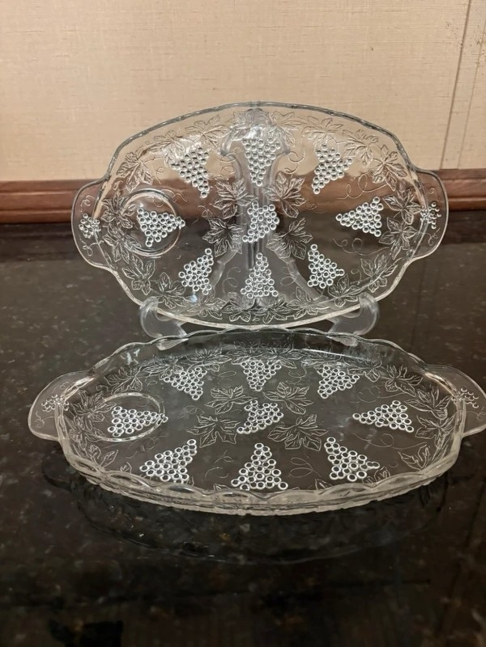 Clear Glass Grape-Pattern Serving Platter - Elegant Clear Serveware